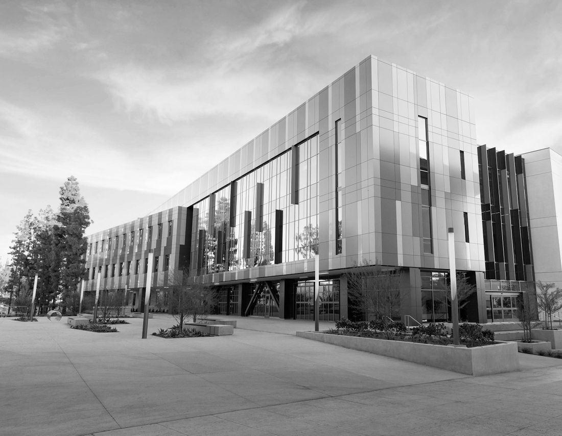 Edificio corporativo con fachada de paneles metálicos en Monterrey, proyecto comercial de Blackstone