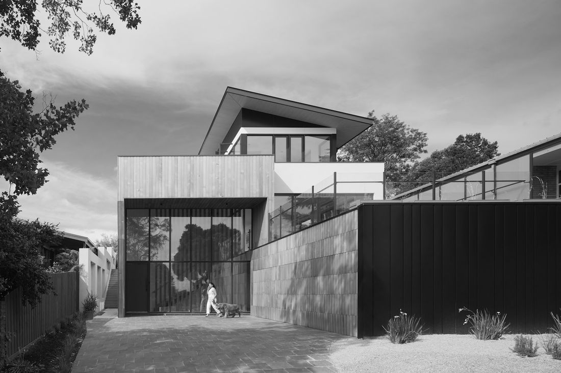 Residencia contemporánea en San Pedro Garza García con fachada de concreto y celosía de madera, diseñada por Blackstone