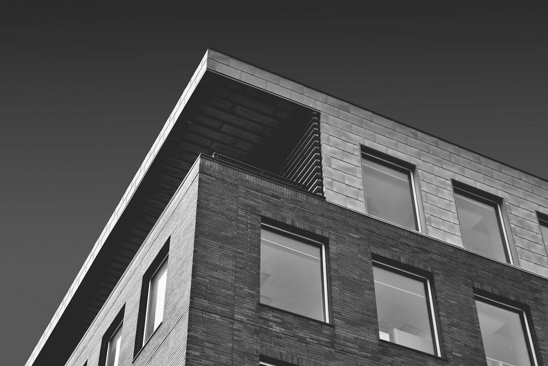 Remodelación de un edificio de ladrillo oscuro con ventanas profundas en el Barrio Antiguo de Monterrey