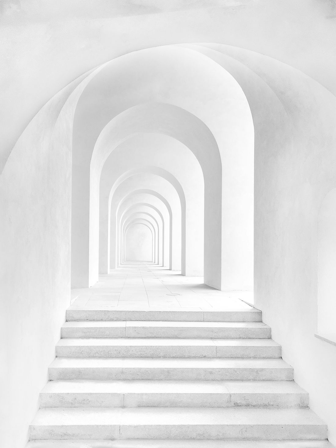 Galería de arcos blancos con escalinata y luz natural, proyecto de los arquitectos de Blackstone en Monterrey